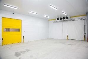 Холодильные и скоростные двери на оптовом складе